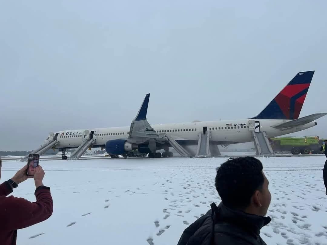 VIDEO: Delta 757 Evacuated on Runway in Atlanta During Snow Storm