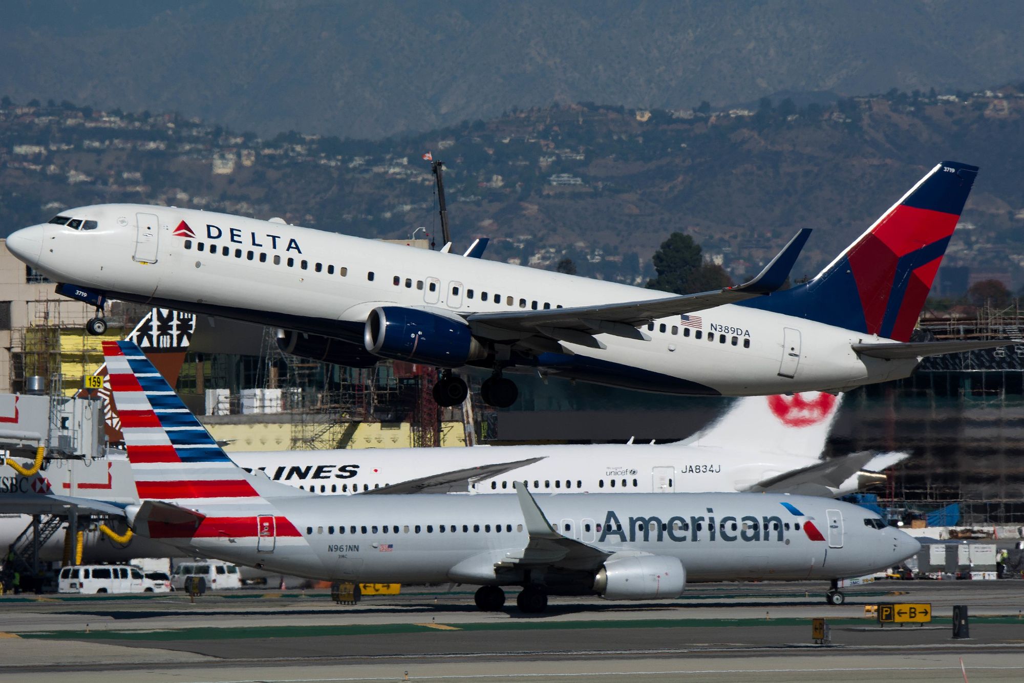                      American vs Delta vs United: Who Has the Best Flight Experience?                             
                     