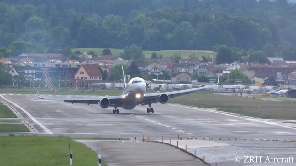 WATCH: United Boeing 767 UNSTABLE Landing and DRAMATIC Late Go Around